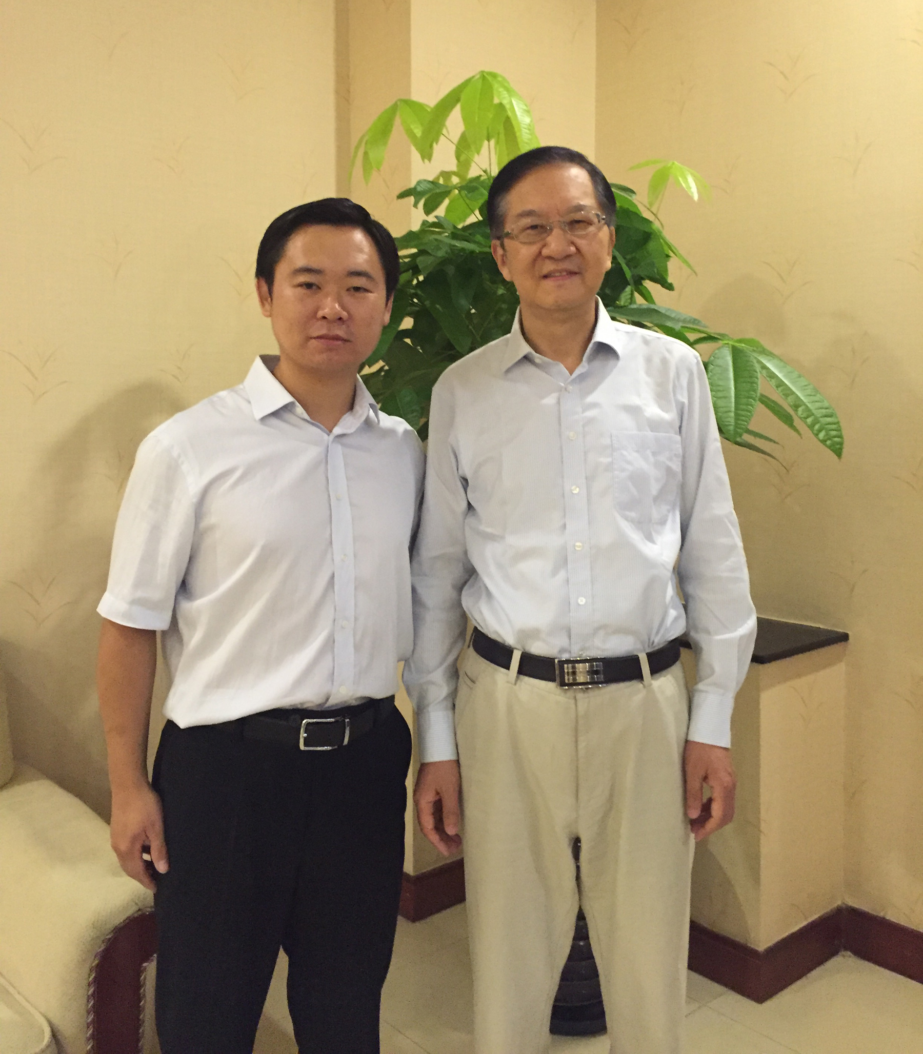 杨懿人老师与张其成教授合影留念